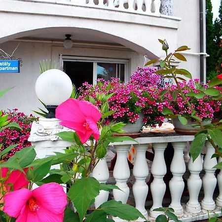 Kristaly Apartman Bed & Breakfast เฮวิซ ภายนอก รูปภาพ
