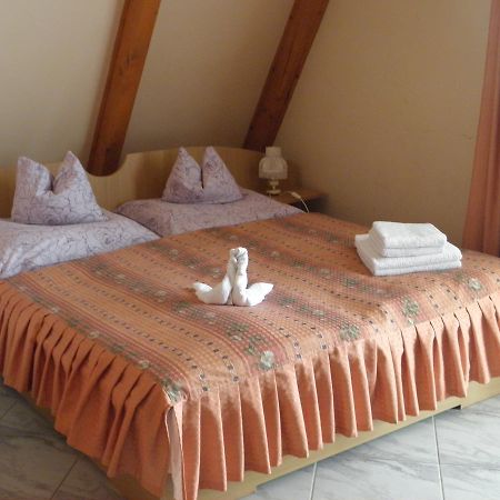 Kristaly Apartman Bed & Breakfast เฮวิซ ภายนอก รูปภาพ