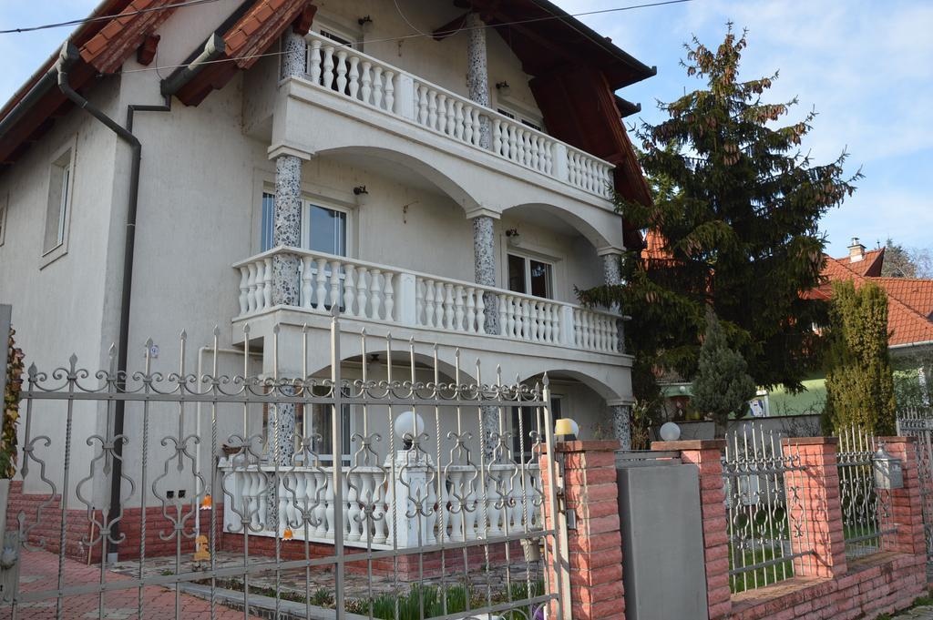 Kristaly Apartman Bed & Breakfast เฮวิซ ภายนอก รูปภาพ