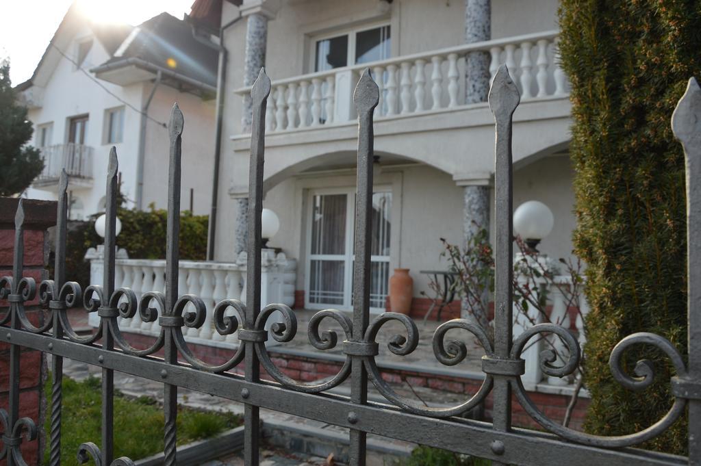 Kristaly Apartman Bed & Breakfast เฮวิซ ภายนอก รูปภาพ