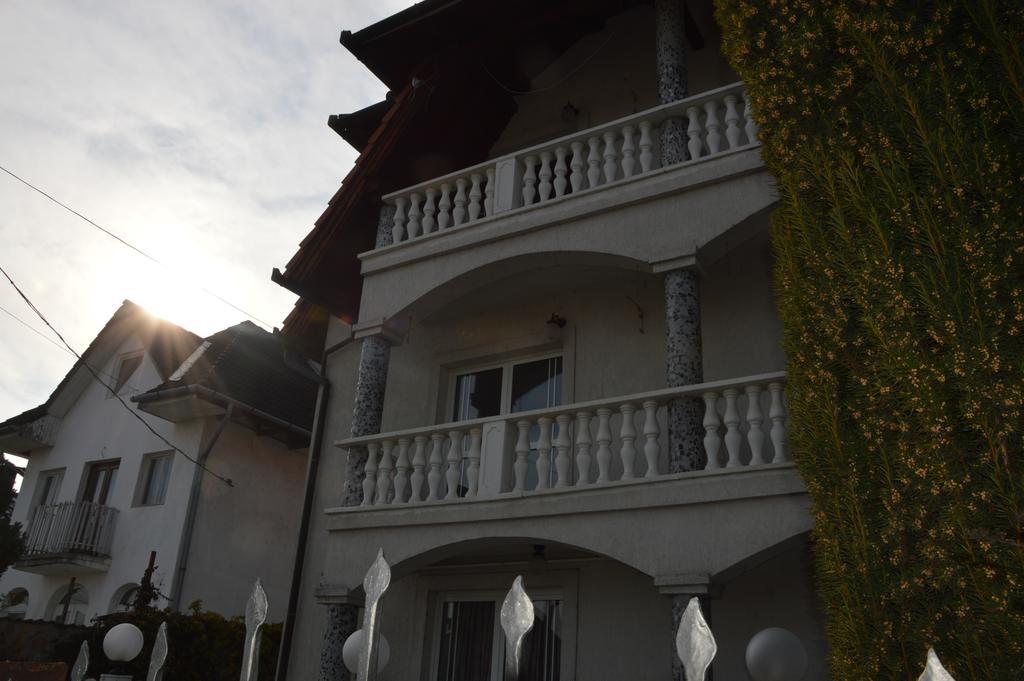 Kristaly Apartman Bed & Breakfast เฮวิซ ภายนอก รูปภาพ