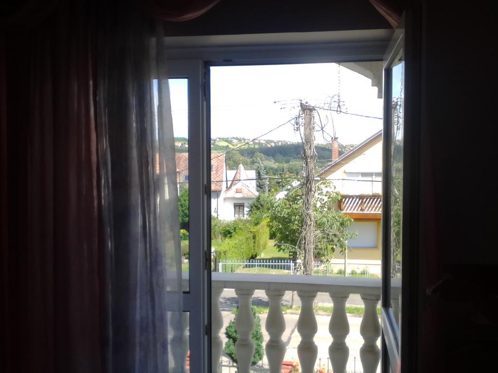 Kristaly Apartman Bed & Breakfast เฮวิซ ภายนอก รูปภาพ