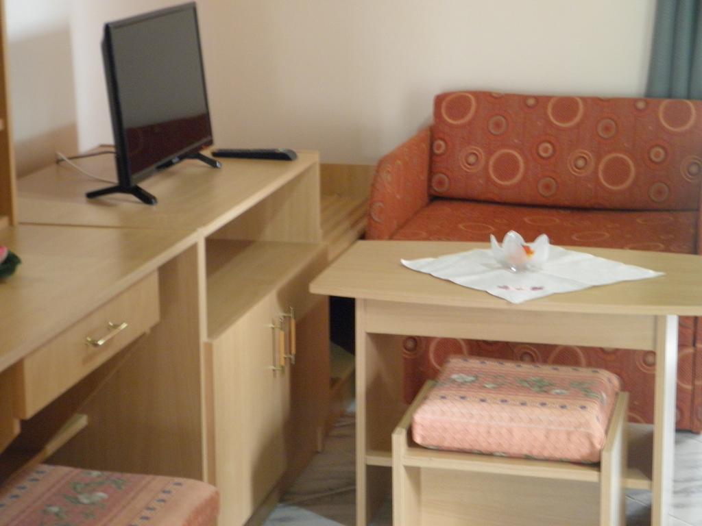 Kristaly Apartman Bed & Breakfast เฮวิซ ภายนอก รูปภาพ