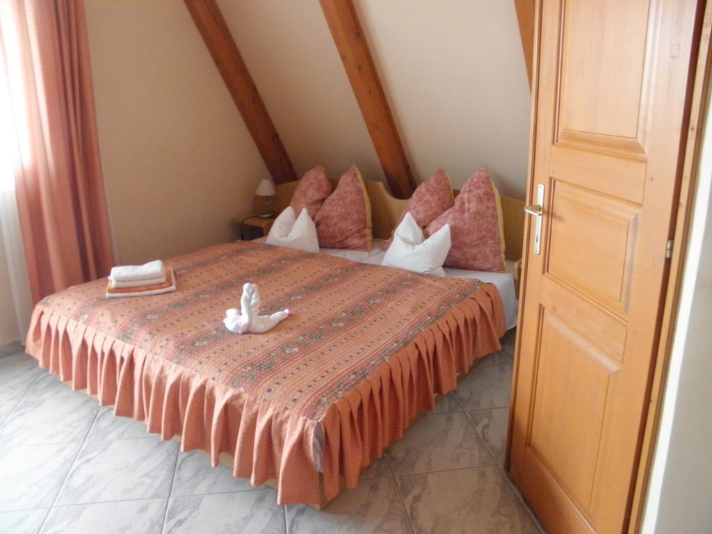 Kristaly Apartman Bed & Breakfast เฮวิซ ภายนอก รูปภาพ