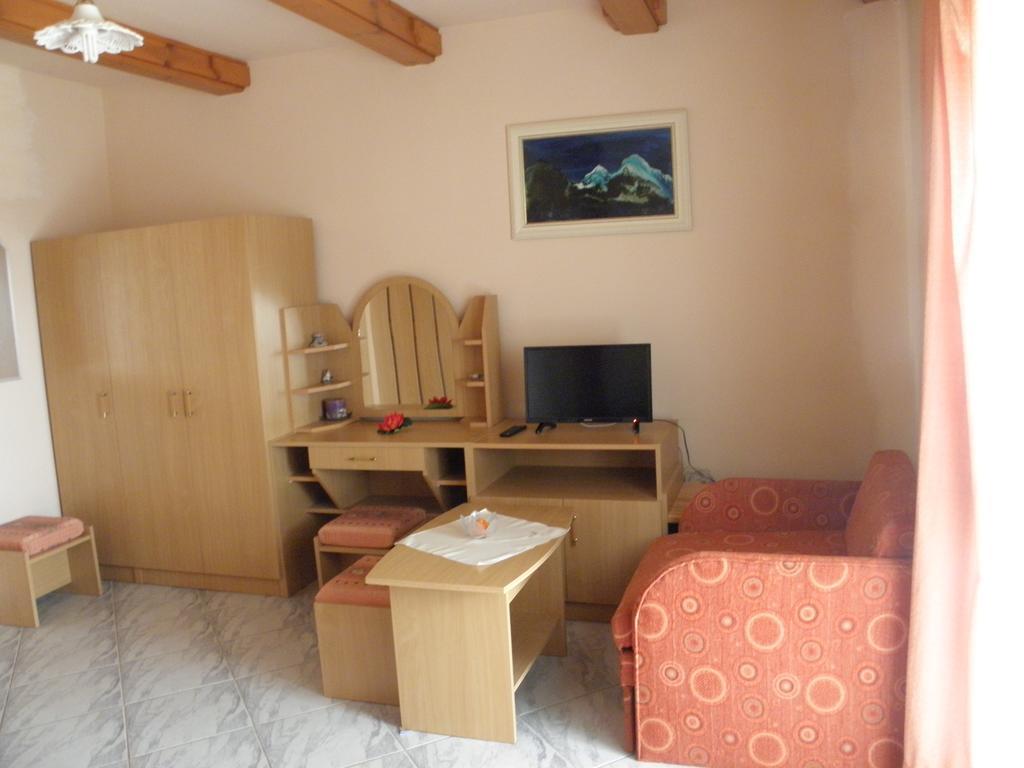 Kristaly Apartman Bed & Breakfast เฮวิซ ภายนอก รูปภาพ