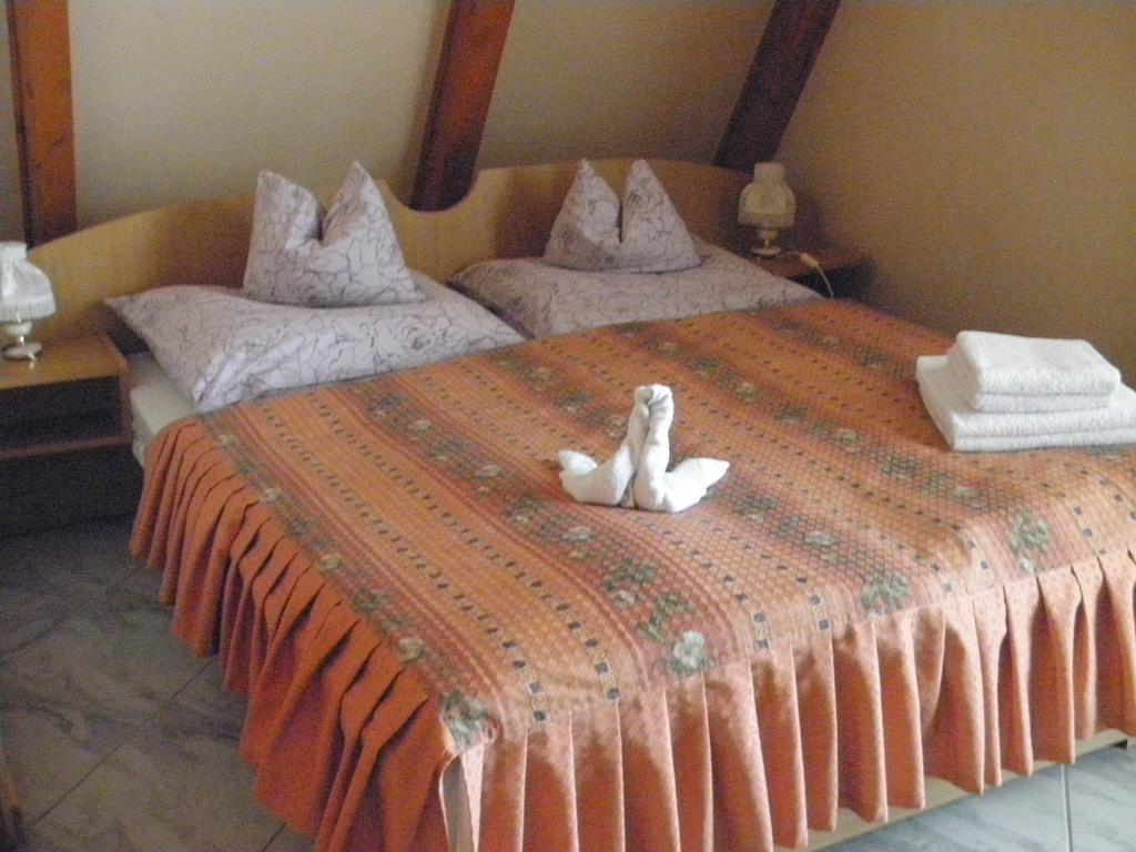 Kristaly Apartman Bed & Breakfast เฮวิซ ภายนอก รูปภาพ