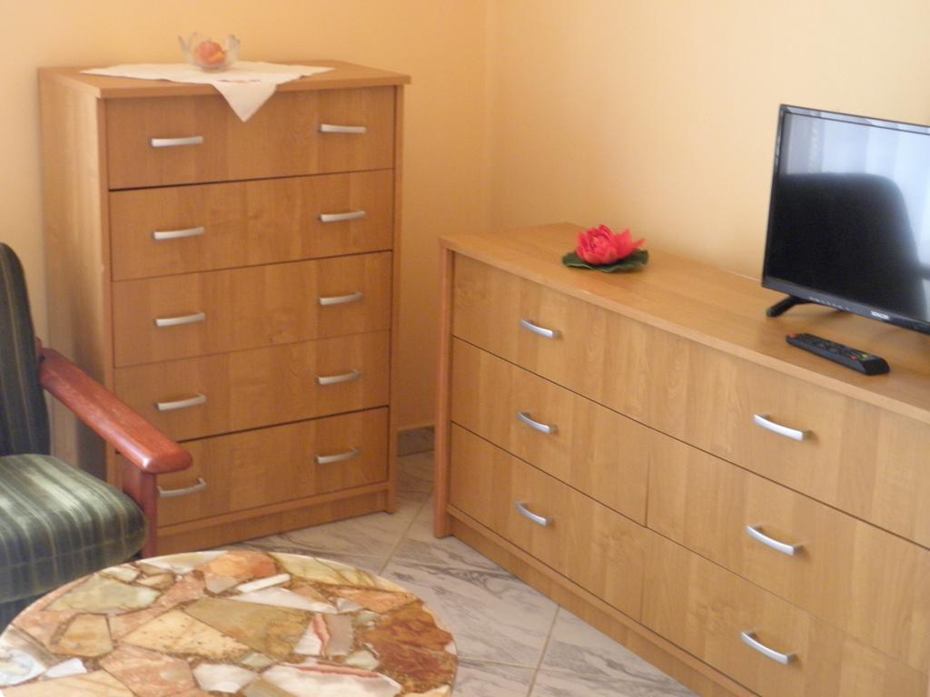 Kristaly Apartman Bed & Breakfast เฮวิซ ภายนอก รูปภาพ