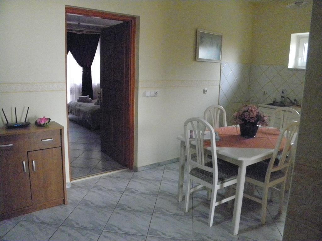 Kristaly Apartman Bed & Breakfast เฮวิซ ภายนอก รูปภาพ
