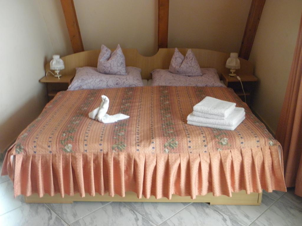 Kristaly Apartman Bed & Breakfast เฮวิซ ภายนอก รูปภาพ