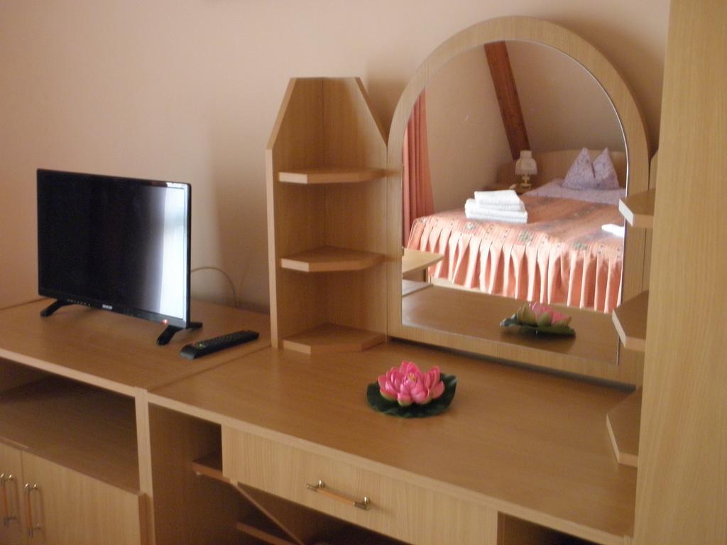 Kristaly Apartman Bed & Breakfast เฮวิซ ภายนอก รูปภาพ