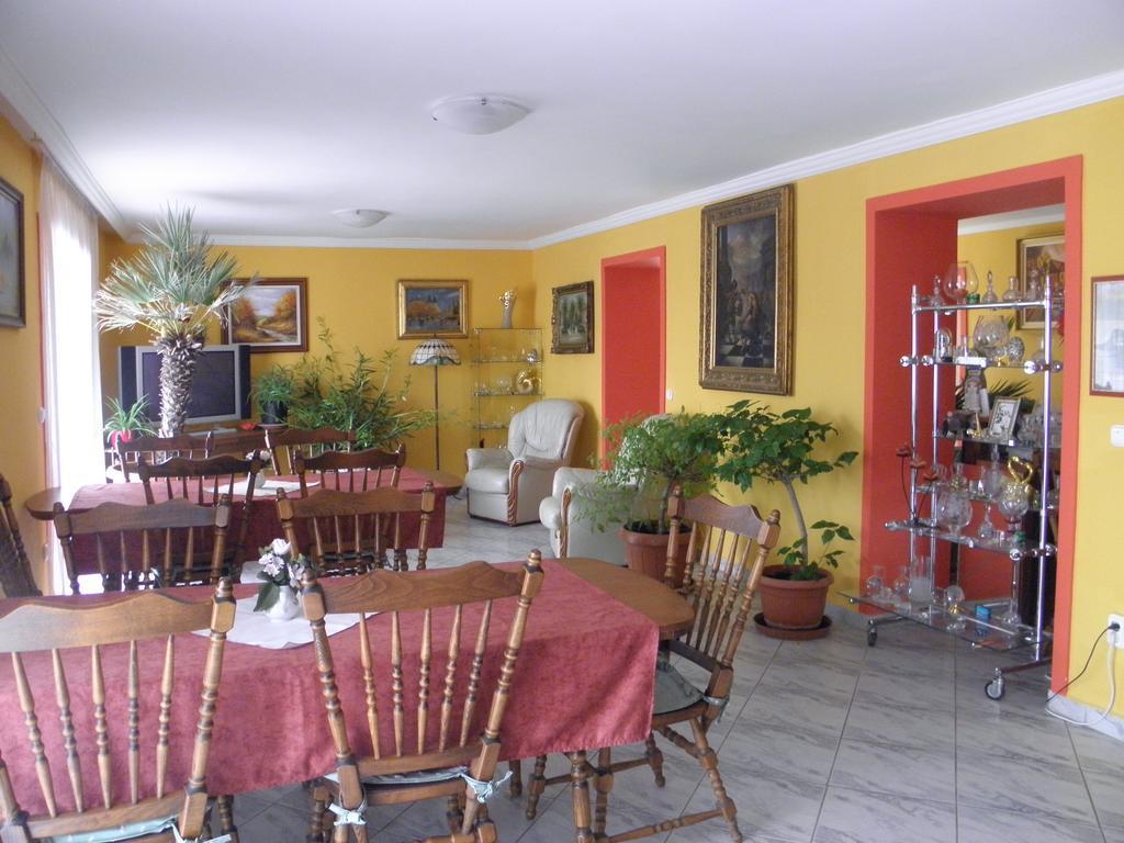 Kristaly Apartman Bed & Breakfast เฮวิซ ภายนอก รูปภาพ