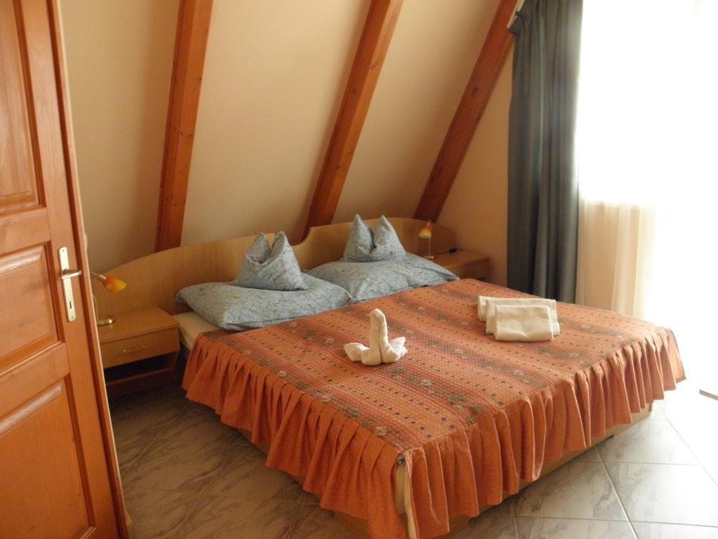 Kristaly Apartman Bed & Breakfast เฮวิซ ภายนอก รูปภาพ