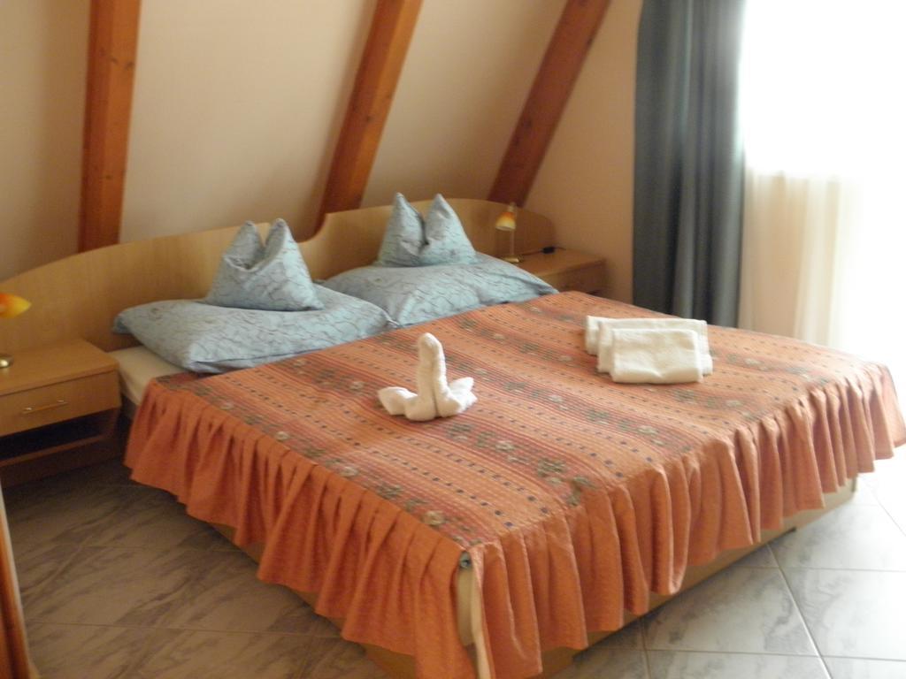 Kristaly Apartman Bed & Breakfast เฮวิซ ภายนอก รูปภาพ