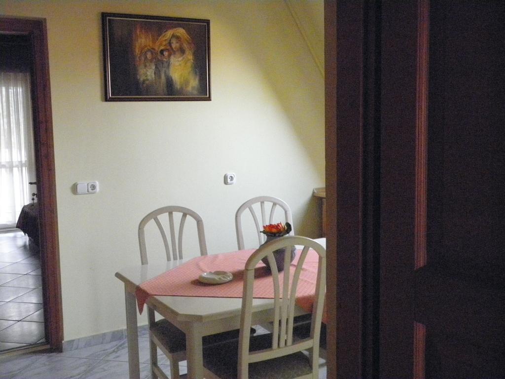 Kristaly Apartman Bed & Breakfast เฮวิซ ภายนอก รูปภาพ