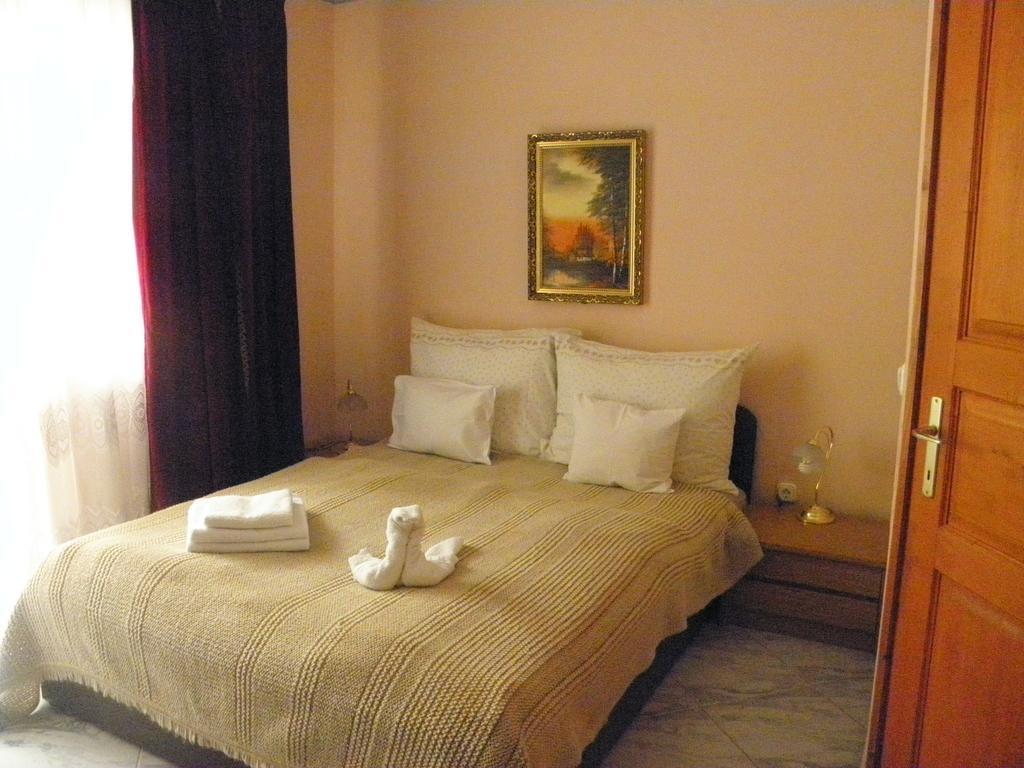 Kristaly Apartman Bed & Breakfast เฮวิซ ภายนอก รูปภาพ