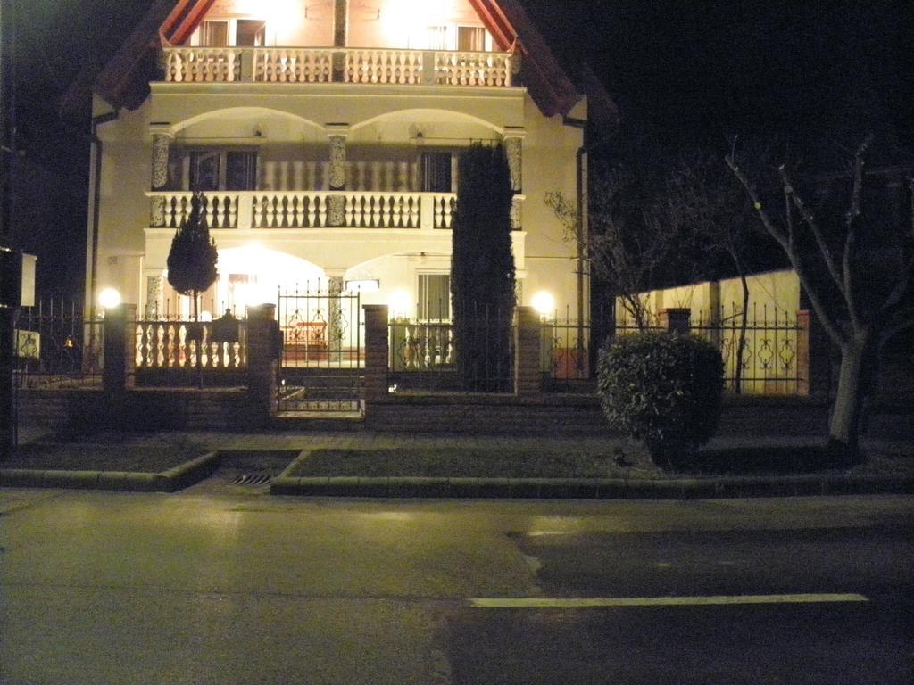 Kristaly Apartman Bed & Breakfast เฮวิซ ภายนอก รูปภาพ