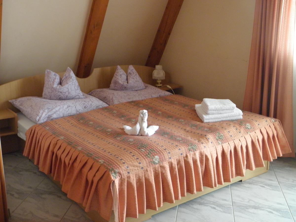 Kristaly Apartman Bed & Breakfast เฮวิซ ภายนอก รูปภาพ